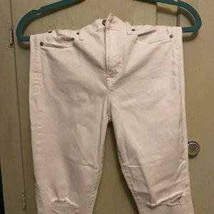 Women’s white denim jegging jeans.